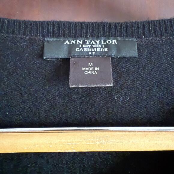 Ann Taylor | Black 100% Cashmere Slim Fit Cashmere Sweater | Medium - Picture 6 of 6